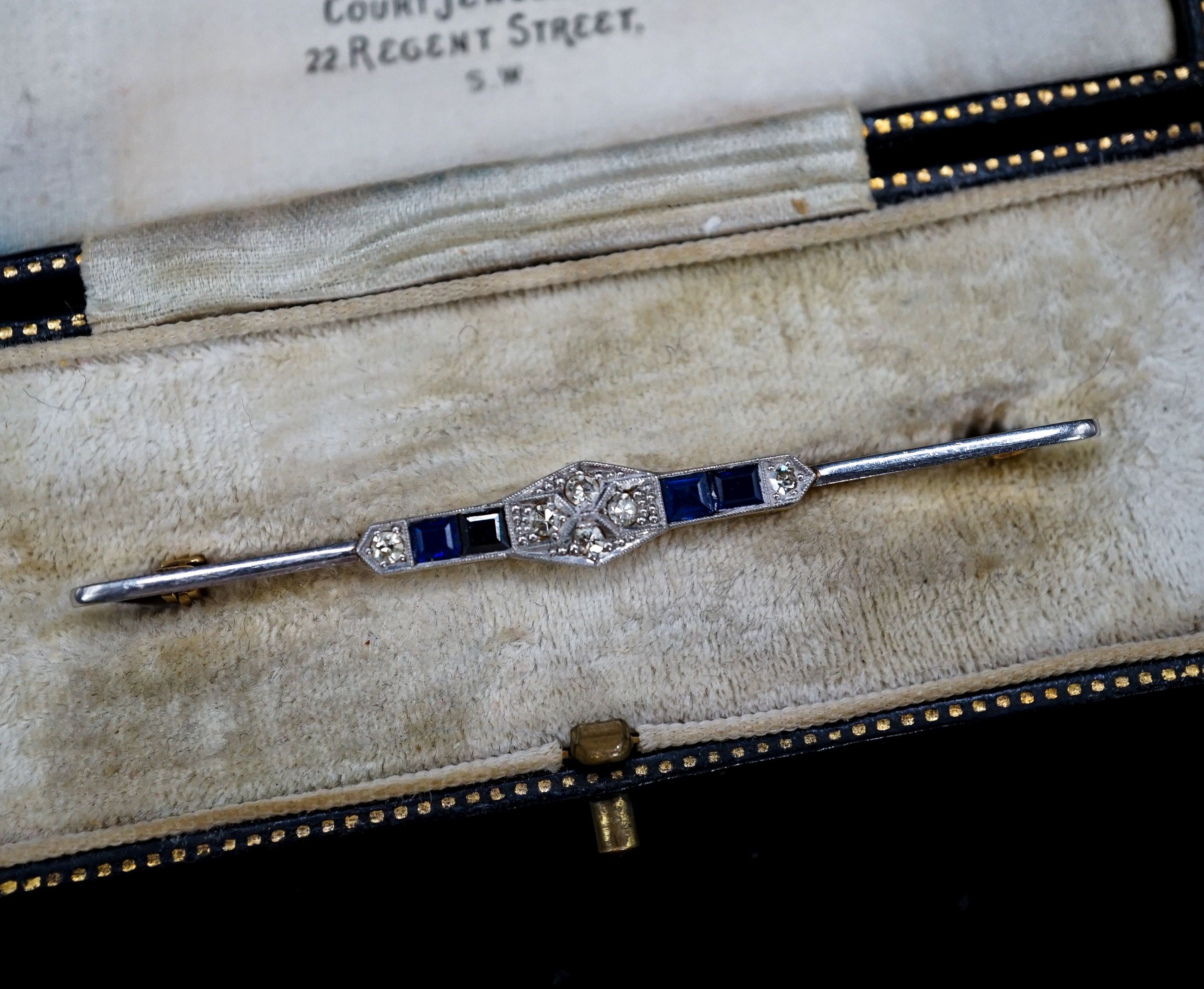 An Edwardian plat & 15ct, sapphire and diamond set bar brooch,61mm, gross 3.7 grams.